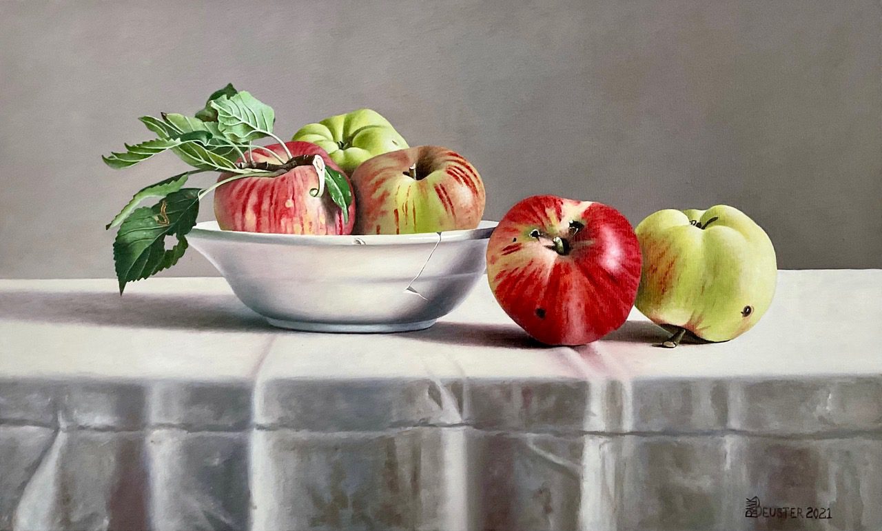 FRANK BEUSTER - Weiße Schale mit fünf Äpfeln